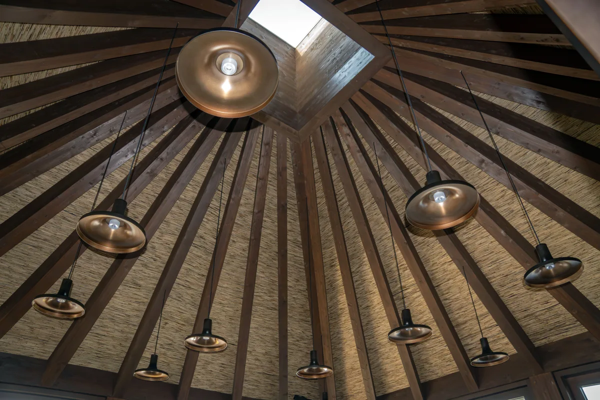 Blickfang: Schilfmatten in der Decke des Restaurants. Schilfmatten in der Decke des Restaurants.